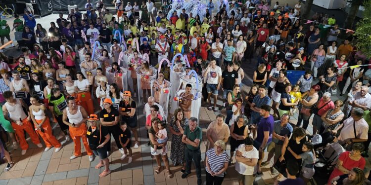 Paradinas de San Juan ovaciona a los organizadores de la Carrera del Roscón, pregoneros de las fiestas de la Virgen del Hinojal