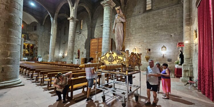 Intensa noche de preparativos en la parroquia de Peñaranda para la solemne procesión de la nueva patrona, Santa María Reina