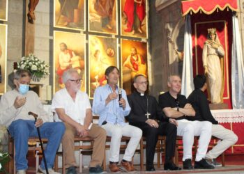 Peñaranda da la bienvenida a su nueva patrona, Santa María Reina, en una parroquia abarrotada de fieles y autoridades