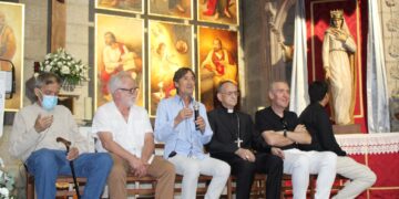 Peñaranda da la bienvenida a su nueva patrona, Santa María Reina, en una parroquia abarrotada de fieles y autoridades