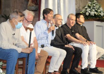 Peñaranda da la bienvenida a su nueva patrona, Santa María Reina, en una parroquia abarrotada de fieles y autoridades