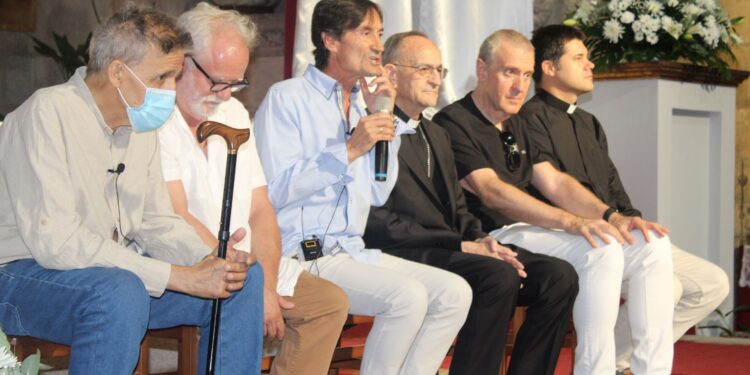 Peñaranda da la bienvenida a su nueva patrona, Santa María Reina, en una parroquia abarrotada de fieles y autoridades