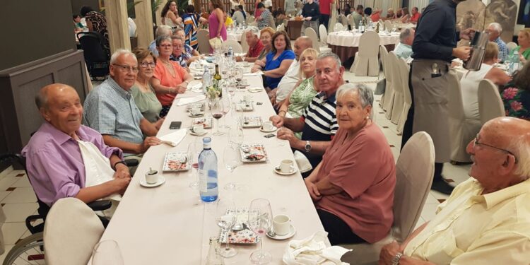 La asociación de mayores de Rágama celebra su fiesta anual con una comida de confraternidad y un animado baile