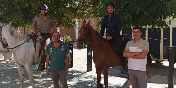 Rágama recibe a los dos primeros jinetes en recorrer a caballo la ruta de Carlos V entre Laredo y el Monasterio de Yuste