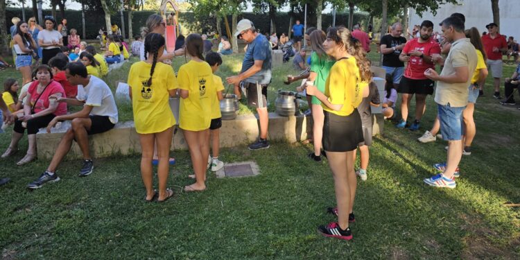 Ventosa del Río Almar comparte una gran chocolatada en el parque municipal como broche a los juegos infantiles