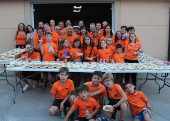 Las peñas de Villaflores protagonizan un multitudinario desfile en el arranque de las fiestas patronales de San Agustín