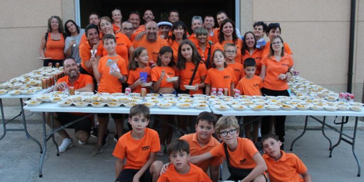Las peñas de Villaflores protagonizan un multitudinario desfile en el arranque de las fiestas patronales de San Agustín