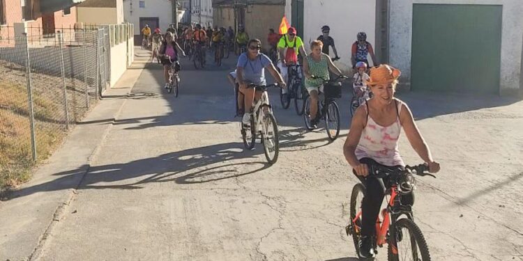 La nueva asociación cultural de Villaflores inicia sus actividades con una ruta en bici por los caminos del municipio