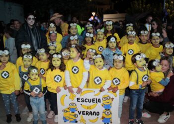 Villaflores se llena de imaginación y colorido en el concurso de disfraces que tuvo a las peñas como grandes protagonistas