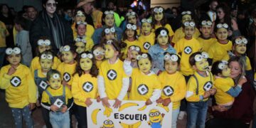 Villaflores se llena de imaginación y colorido en el concurso de disfraces que tuvo a las peñas como grandes protagonistas