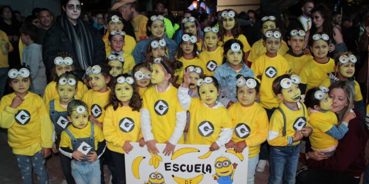 Villaflores se llena de imaginación y colorido en el concurso de disfraces que tuvo a las peñas como grandes protagonistas