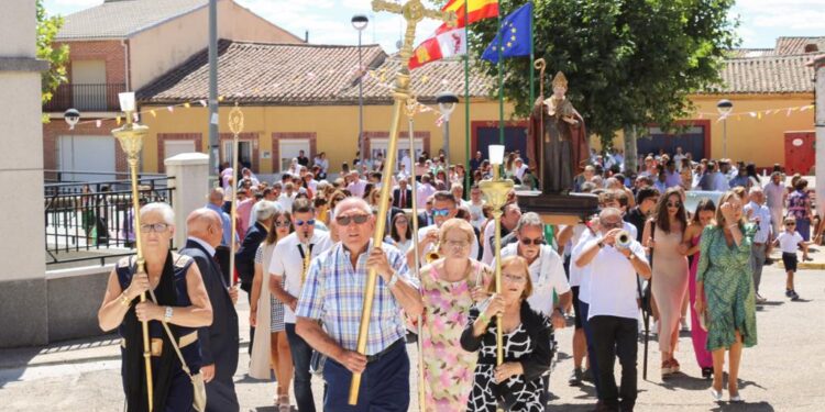 Villaflores vive el día grande de sus fiestas con la misa, la procesión y los bailes típicos en honor de San Agustín