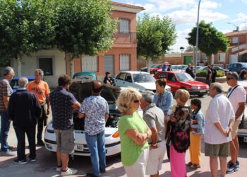 Villaflores reúne a una treintena de coches en la primera edición de su concentración de vehículos clásicos