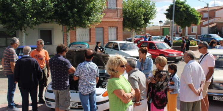 Villaflores reúne a una treintena de coches en la primera edición de su concentración de vehículos clásicos
