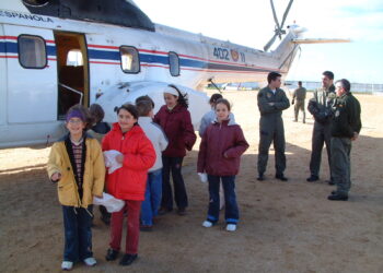 Echando la vista atrás: dos décadas del «Bautismo del Aire» en Peñaranda con paseos en helicóptero y desfile militar