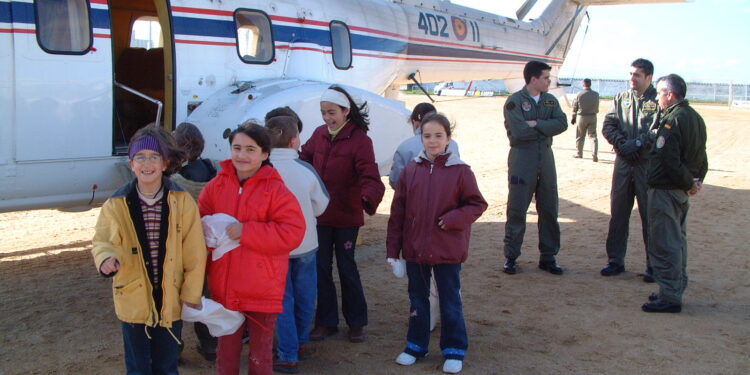 Echando la vista atrás: dos décadas del «Bautismo del Aire» en Peñaranda con paseos en helicóptero y desfile militar
