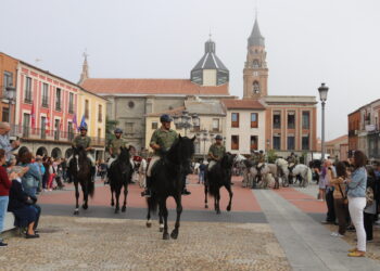 Peñaranda se echa a la calle para recibir a la Guardia Real y la recibe con grandes ovaciones en la plaza de la Constitución