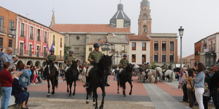 Peñaranda se echa a la calle para recibir a la Guardia Real y la recibe con grandes ovaciones en la plaza de la Constitución