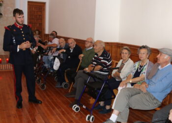 Macotera abre las puertas de sus dos residencias de mayores para dar la bienvenida a los miembros de la Guardia Real