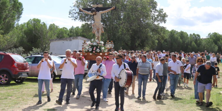 Alaraz celebra la Exaltación de la Cruz con la fiesta del Santo Cristo del Monte en su ermita seguida de una paella popular