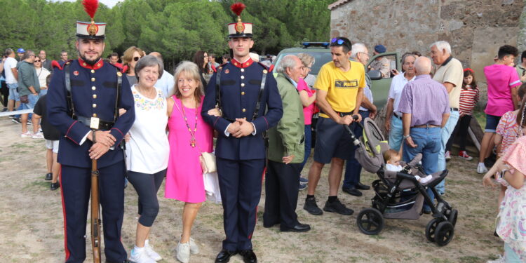 Alaraz completa el día grande de sus fiestas del Cristo con una exhibición de la Guardia Real junto a la ermita del Monte
