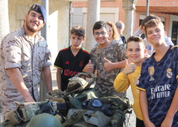Gran respuesta en Macotera a la visita de la Guardia Real que concluye con una demostración en la plaza Mayor y una charla