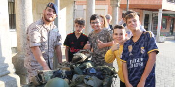 Gran respuesta en Macotera a la visita de la Guardia Real que concluye con una demostración en la plaza Mayor y una charla