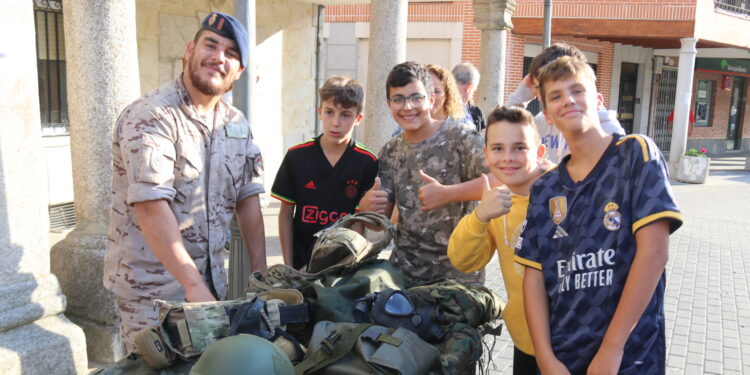 Gran respuesta en Macotera a la visita de la Guardia Real que concluye con una demostración en la plaza Mayor y una charla