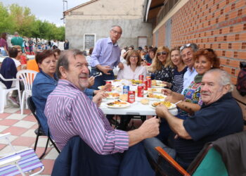 Bóveda del Río Almar desafía a los nubarrones y disfruta de la paella de sus fiestas de las Angustias en el parque municipal