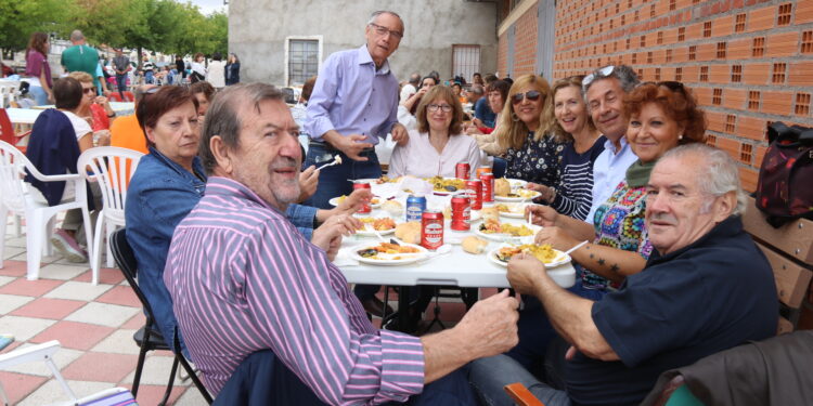 Bóveda del Río Almar desafía a los nubarrones y disfruta de la paella de sus fiestas de las Angustias en el parque municipal
