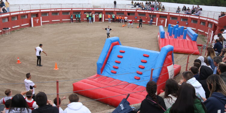 Tarde de Gran Prix en Alaraz con la diversión asegurada en la plaza de toros en la jornada de cierre de las fiestas del Cristo