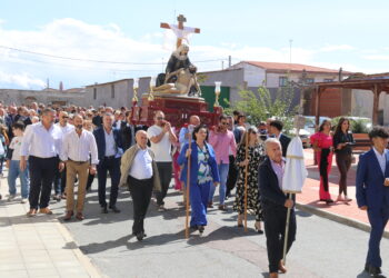 Bóveda del Río Almar rinde honores a su patrona, la Virgen de las Angustias, con la santa misa y procesión al son de la dulzaina