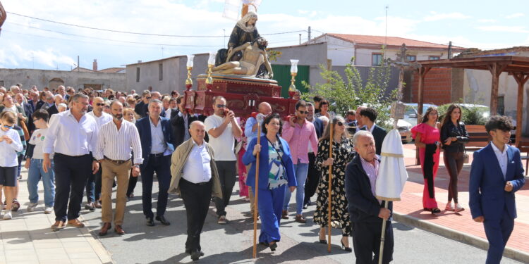 Bóveda del Río Almar rinde honores a su patrona, la Virgen de las Angustias, con la santa misa y procesión al son de la dulzaina