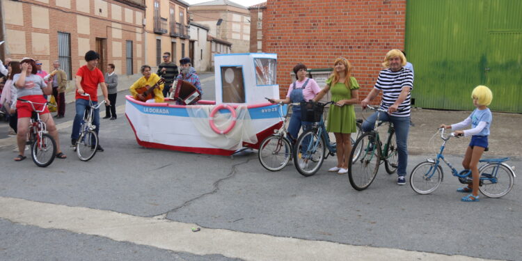 Bóveda del Río Almar despide sus fiestas con un baile en el que no han faltado Chanquete ni la pandilla de «Verano azul»