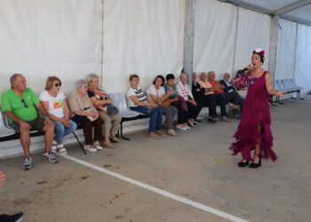 Zorita de la Frontera inaugura sus fiestas de San Miguel con una actuación de copla dirigida especialmente a los mayores