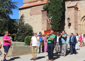 Tarazona de la Guareña honra a su patrón, San Miguel Arcángel, con la misa solemne y la procesión por las calles
