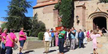 Tarazona de la Guareña honra a su patrón, San Miguel Arcángel, con la misa solemne y la procesión por las calles