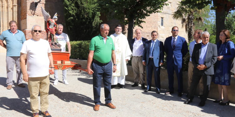 Tarazona de la Guareña honra a su patrón, San Miguel Arcángel, con la misa solemne y la procesión por las calles
