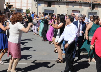 Zorita de la Frontera dedica sus bailes al Arcángel San Miguel en una animada procesión con vivas al santo y al pueblo