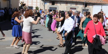 Zorita de la Frontera dedica sus bailes al Arcángel San Miguel en una animada procesión con vivas al santo y al pueblo