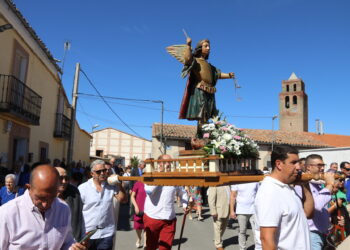 Zorita de la Frontera dedica sus bailes al Arcángel San Miguel en una animada procesión con vivas al santo y al pueblo