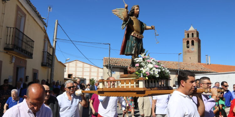 Zorita de la Frontera dedica sus bailes al Arcángel San Miguel en una animada procesión con vivas al santo y al pueblo