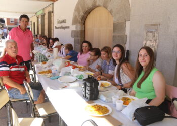 Multitudinaria paella a beneficio de Aerscyl en Peñaranda con más de un millar de comensales en la plaza de la Constitución