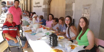 Multitudinaria paella a beneficio de Aerscyl en Peñaranda con más de un millar de comensales en la plaza de la Constitución