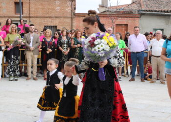 Villoria ofrece sus flores a la Virgen de la Vega en una concurrida y colorida ofrenda a las puertas de la iglesia parroquial