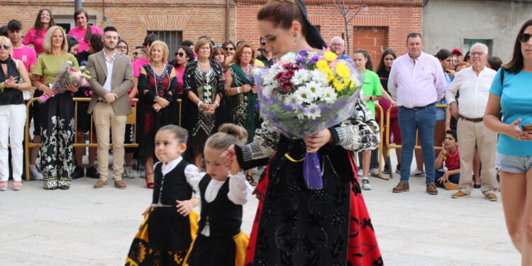Villoria ofrece sus flores a la Virgen de la Vega en una concurrida y colorida ofrenda a las puertas de la iglesia parroquial