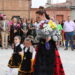 Villoria ofrece sus flores a la Virgen de la Vega en una concurrida y colorida ofrenda a las puertas de la iglesia parroquial