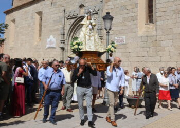 Macotera acompaña a la venerada Virgen de la Encina en el traslado desde la iglesia parroquial hasta su ermita