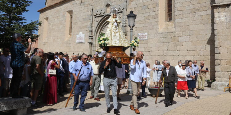 Macotera acompaña a la venerada Virgen de la Encina en el traslado desde la iglesia parroquial hasta su ermita