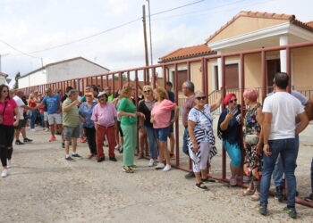 «Brandy», el primer Toro Virgen de la Encina, lleva la emoción a las calles de Macotera en un encierro con cientos de aficionados